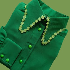 Blusa "Carnaby Collection " de manga larga estilo vintage con cuello Beagle y detalles de flores