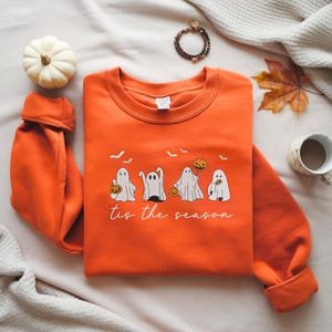 Camisa de Halloween bordada &quot;Tis The Season&quot;, sudadera de Halloween, camisa retro de fantasmas, linda camisa de otoño, camiseta de Halloween para mujer, temporada de calabazas