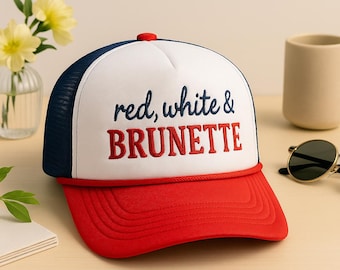 Rood-witte brunette geborduurde truckerhoed, Amerikaanse pet op 4 juli