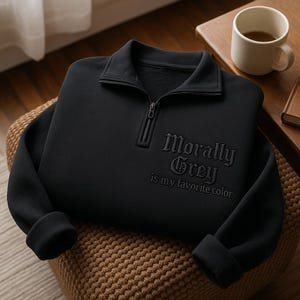 Sudadera con cremallera de un cuarto bordada Morally Grey: Cuello redondo de Booktok, romance oscuro