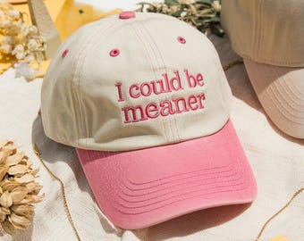 Gorra de béisbol de algodón bordada con la frase "Podría ser más cruel".