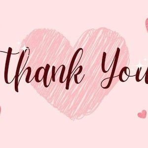 Op de afbeelding: Een roze achtergrond met een groot, getextureerd roze hart in het midden. De woorden "Thank You" zijn geschreven in een donkerrood, cursief lettertype. Kleine roze hartjes zijn verspreid over de randen, met een paar glitters.