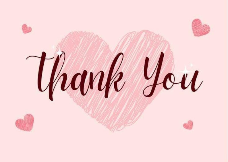 Op de afbeelding: Een roze achtergrond met een groot, getextureerd roze hart in het midden. De woorden "Thank You" zijn geschreven in een donkerrood, cursief lettertype. Kleine roze hartjes zijn verspreid over de randen, met een paar glitters.