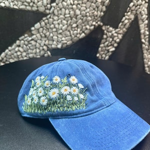 Bestickter Hut mit weißem Gänseblümchen, Wildblumen Bestickter Hut, Botanischer Hut, Hut für Frauen, Cottagecore Geschenk, Geschenk für Gärtner