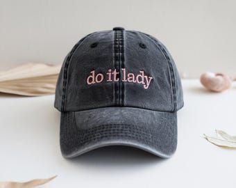 Broderad "Gör det, dam!"-hatt – Rolig bomullsmössa med motivation