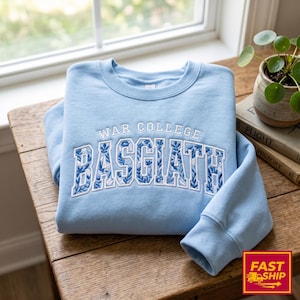 Sudadera Basgiath del Colegio de Guerra con bordado floral, camiseta de la Cuarta Ala, estilo literario fantástico. imagen 1