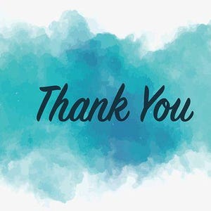 Op de afbeelding: Een digitale afbeelding met de woorden "Thank You" in een donker scriptlettertype. De tekst staat tegen een aquarel-achtige achtergrond van gemengde tinten blauw en teal, met een witte rand.