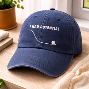 Pode incluir: Uma placa de madeira rústica com o texto "Welcome to our home" em letras brancas. A placa apresenta um acabamento desgastado e um design simples e convidativo, perfeito para a decoração da entrada.