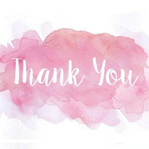 Op de afbeelding: Een aquarelontwerp met een roze en perzikkleurige achtergrond. De woorden "Thank You" zijn in witte letters over het midden van de afbeelding geschreven. De achtergrond heeft een zachte, gemengde uitstraling.