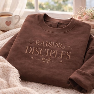Moletom bordado "Raising Disciples" (Criando Discípulos), vestuário minimalista com provérbios cristãos.
