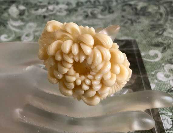 1930's Chrysanthemum Celluloid Bracelet