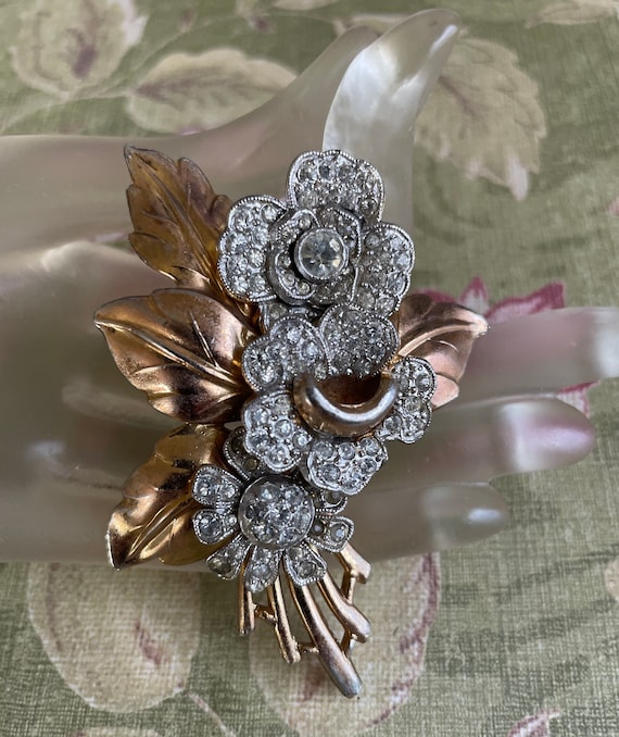 1930's Gold Tone Floral Rhinestone Brooch - image 2