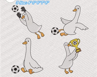 Puede incluir: Diseño de bordado a máquina con cuatro gansos blancos jugando al fútbol. Un ganso es portero, uno patea un balón, uno está sentado junto a un balón y uno sostiene un trofeo dorado. Texto: Machine Embroidery Design 5 Size: 4" 5" 6" 7" 8". Formatos JEF, DST, PES, VP3, EXP.