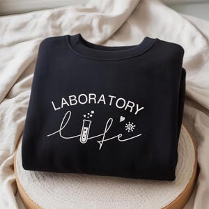 Arquivo de desenho para bordado: Bordado Vida no Laboratório, Bordado Cientista, Presente para Tecnólogo Médico, Bordado Técnico de Laboratório, Presente para a Semana do Laboratório.