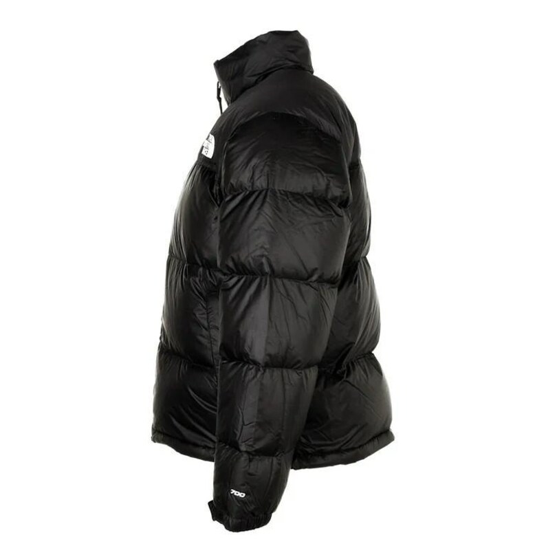 Puede incluir: Chaqueta acolchada negra con cuello alto y etiqueta 700 en la manga. La chaqueta tiene un acabado brillante y un peque&ntilde;o parche con el logotipo blanco en el pecho. La chaqueta est&aacute; dise&ntilde;ada para el fr&iacute;o.