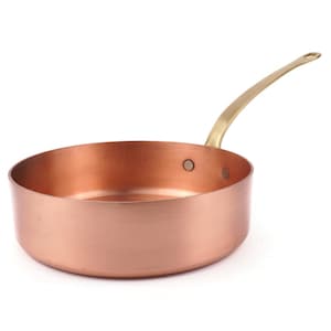 Può includere: Una casseruola color rame con manico in ottone. La padella ha una forma arrotondata e un unico manico lungo. L'interno della padella è di un colore rame più chiaro.