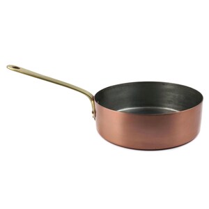 Può includere: Una casseruola color rame con un lungo manico dorato. La padella ha una forma arrotondata e un interno scuro. Il manico è attaccato al lato. La padella è progettata per cucinare.