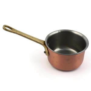 Puede incluir: Una pequeña cacerola de cobre con un asa de latón. El interior es de acero inoxidable. El asa tiene un lazo para colgar. La sartén está diseñada para cocinar y es adecuada para una variedad de tareas de cocina.