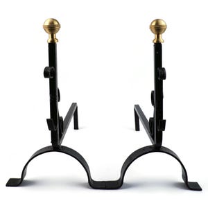 Peut inclure: Paire de chenets de cheminée en fer forgé noir avec des finials dorés en forme de boule. Les chenets ont une base incurvée et des supports verticaux décoratifs.