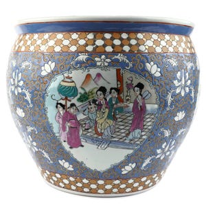 Peut inclure: Un grand pot en céramique rond avec un motif floral bleu et blanc. Le pot présente un panneau central représentant une scène avec des personnages en tenue traditionnelle. Le bord a un motif géométrique marron et blanc.
