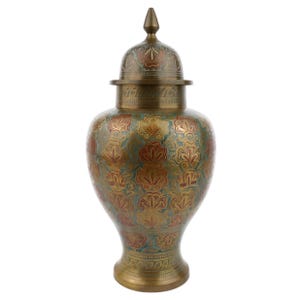 Op de afbeelding: Een sierlijke messing vaas met deksel, versierd met een bloemmotief. De vaas is versierd met goud, rood en blauwgroen. Het ontwerp is in het messing geëtst. De vaas heeft een afgeronde body en een puntige bekroning op het deksel. Hoogte ongeveer 30 cm.