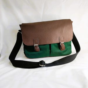 Sac bandoulière grand format – Rabat simili cuir marron grainé, base toile verte, éco-responsable et pratique