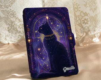Könnte beinhalten: Eine dunkelviolette Handyhülle mit einer schwarzen Katzen-Silhouette mit goldenem Halsband, vor einem Sternenhimmel-Design. Die Hülle hat einen Magnetverschluss und der Name "Giselle" ist unten rechts aufgedruckt.