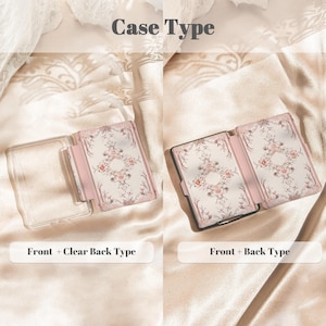 Puede incluir: Se muestran dos fundas para tel&eacute;fono con dise&ntilde;os florales. Una funda est&aacute; abierta, mostrando una parte trasera transparente, la otra est&aacute; cerrada. Las fundas tienen un borde rosa y un estampado floral crema. El texto "Case Type" est&aacute; en la parte superior.