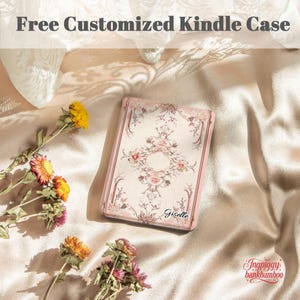 Puede incluir: Una funda Kindle personalizada con un dise&ntilde;o floral en tonos rosa y crema. La funda presenta un patr&oacute;n decorativo con rosas y otras flores. El nombre "Giselle" est&aacute; impreso en la funda. El texto "Free Customized Kindle Case" est&aacute; en la parte superior.