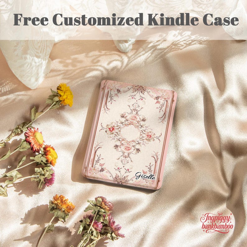 Puede incluir: Una funda Kindle personalizada con un dise&ntilde;o floral en tonos rosa y crema. La funda presenta un patr&oacute;n decorativo con rosas y otras flores. El nombre "Giselle" est&aacute; impreso en la funda. El texto "Free Customized Kindle Case" est&aacute; en la parte superior.