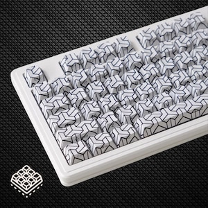 Puede incluir: Un teclado mecánico blanco con teclas personalizadas que presentan un patrón geométrico negro repetitivo. Cada tecla muestra un diseño único de líneas entrelazadas sobre un marco blanco, ofreciendo una estética de alto contraste para el periférico.