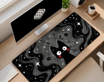 Tapete de mesa Cosmic Kitty XL – Mousepad com estampa de gato preto meia-noite, design lúdico com efeito estrelado.