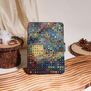 Może przedstawiać: Wielokolorowe etui na tablet z patchworkowym wzorem. Etui posiada różnorodne małe, kwadratowe wzory w odcieniach niebieskiego, zielonego, żółtego, różowego i fioletowego. Etui posiada magnetyczne zamknięcie i jest wykonane z wytrzymałego materiału.