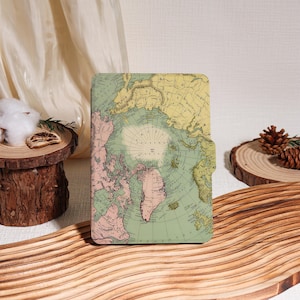 Könnte beinhalten: Eine rechteckige Hülle mit einer Vintage-Karte der Arktis. Die Karte ist in Grün-, Gelb- und Rosatönen gehalten und weist detaillierte geografische Linien auf. Die Hülle ist wahrscheinlich für ein Tablet oder einen E-Reader gedacht und bietet Schutz und eine klassische Ästhetik.