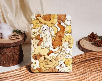 Może przedstawiać: Prostokątne etui z powtarzającym się wzorem ilustracji golden retrieverów w odcieniach brązu i kremu. Etui jest umieszczone na drewnianej powierzchni z elementami dekoracyjnymi.