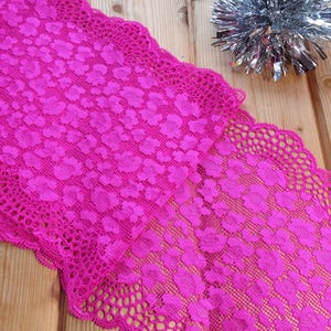 Stretch lace 22 cm - Neon cerise leopard patterned - Sold by the half meter