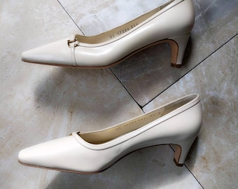 Vintage New 1980s Ferragamo Cinderella Cream Leather Logo Low Heels 4.5B 35