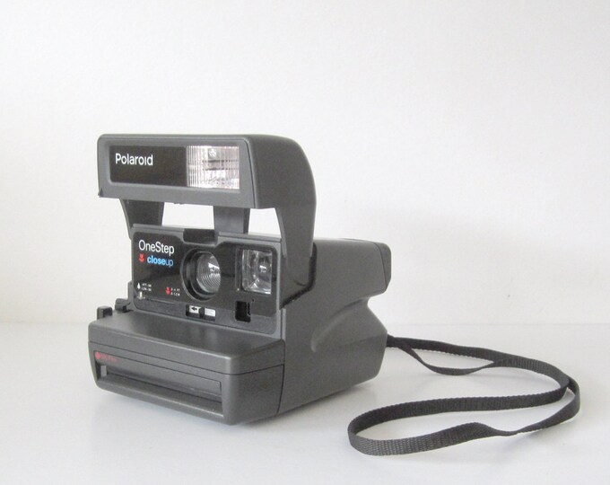 A Polaroid One Step Close up 600 instant film camera Stock Photo - Alamy