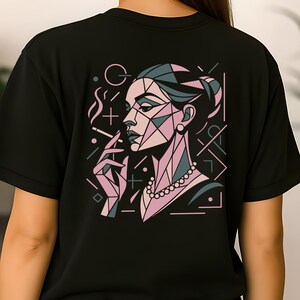 Könnte beinhalten: Schwarzes T-Shirt mit einer geometrischen Illustration einer rauchenden Frau. Das Kunstwerk verwendet Rosa-, Blau- und Schwarztöne, mit einer Perlenkette und geometrischen Formen. Der Text "Fiktives Model, generiert mit KI" ist oben links sichtbar.