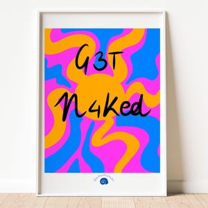 Può includere: Una stampa artistica incorniciata con un vivace design astratto. L'opera presenta le parole "G3T n4ked" in corsivo nero su uno sfondo di forme vorticose in arancione, blu e rosa. La stampa è in una cornice bianca.