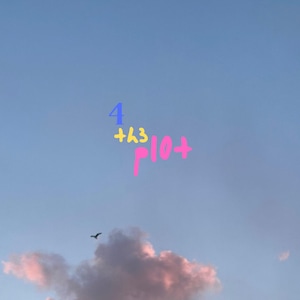 Può includere: Una serena scena del cielo con un gradiente di tonalità blu e rosa. L'immagine presenta nuvole soffici tinte di rosa e un uccello in volo. Sono visibili anche numeri scritti a mano in blu e rosa.