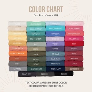 Peut inclure: Nuancier de t-shirts Comfort Colors 1717, pr&eacute;sentant une vari&eacute;t&eacute; de teintes. Le nuancier affiche un spectre de couleurs, dont blanc, ivoire, banane, beurre, moutarde, terre cuite, orange br&ucirc;l&eacute;, igname, gris et granit. Le texte en haut indique "COLOR CHART".