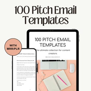 Könnte beinhalten: Digitales Produktbild mit dem Text "100 Pitch Email Templates" auf einem Tablet und Telefon. Ein Laptop, Notizbuch und Maus liegen auf einer rosa Oberfläche. Das Produkt beinhaltet MRR/PLR.