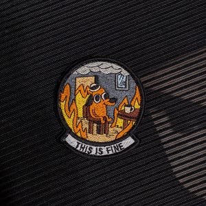 Questa è una toppa Fine, una toppa divertente con un cane in fiamme, una toppa sarcastica da stirare per lo zaino, un cane in una stanza in fiamme, questa è una toppa tattica umoristica Fine.