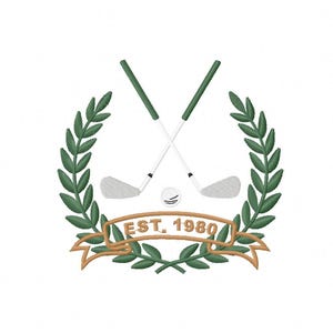 Puede incluir: Emblema de golf bordado con palos de golf cruzados, una pelota de golf y una pancarta con "EST. 1980." El diseño está enmarcado por una corona de laurel verde. Los palos de golf tienen mangos verdes y cabezas plateadas.