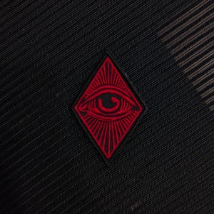 Parche del ojo que todo lo ve, ojo rojo de los Illuminati, velcro bordado con diamantes, parche moral de conspiración