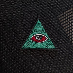 Parche del ojo que todo lo ve, ojo rojo de los Illuminati, velcro bordado con diamantes, parche moral de conspiración