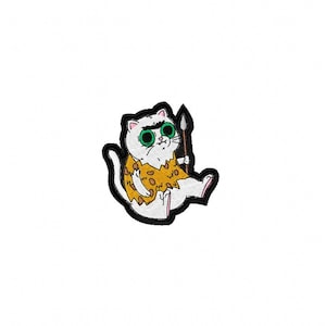 Könnte beinhalten: Gestickter Aufnäher mit einer Cartoon-Katze mit grünen Augen, die ein gelbes Höhlenmenschen-Outfit trägt und einen Speer hält. Die Katze hat einen weißen Körper mit schwarzen Umrissen und einem schwarzen Rand.