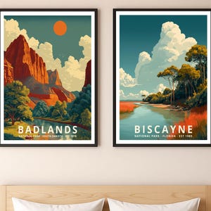 K&ouml;nnte beinhalten: Zwei gerahmte Landschaftskunst-Drucke. Der linke Druck zeigt einen roten Felsencanyon mit dem Text "BADLANDS" und "NATIONAL PARK SOUTH DAKOTA EST 1978". Der rechte Druck zeigt eine Flussszene mit dem Text "BISCAYNE" und "NATIONAL PARK FLORIDA EST 1980".