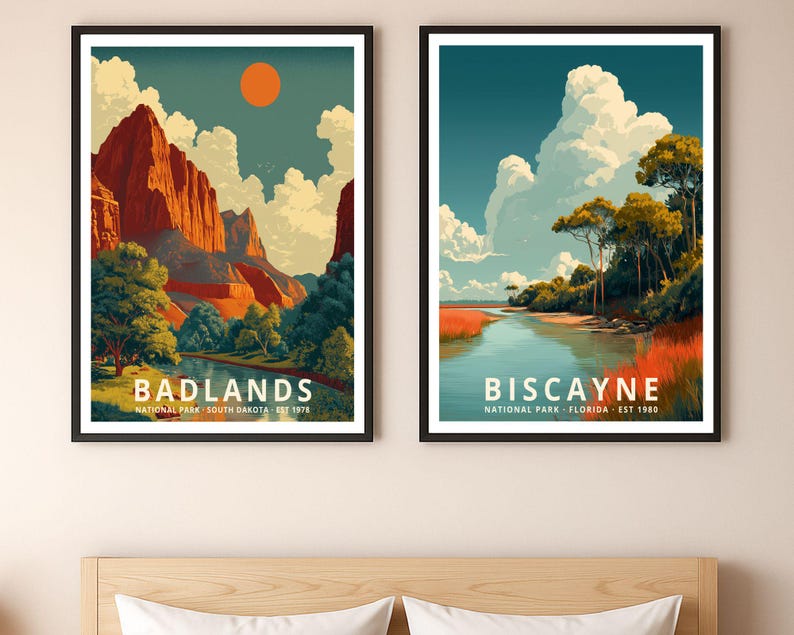 K&ouml;nnte beinhalten: Zwei gerahmte Landschaftskunst-Drucke. Der linke Druck zeigt einen roten Felsencanyon mit dem Text "BADLANDS" und "NATIONAL PARK SOUTH DAKOTA EST 1978". Der rechte Druck zeigt eine Flussszene mit dem Text "BISCAYNE" und "NATIONAL PARK FLORIDA EST 1980".